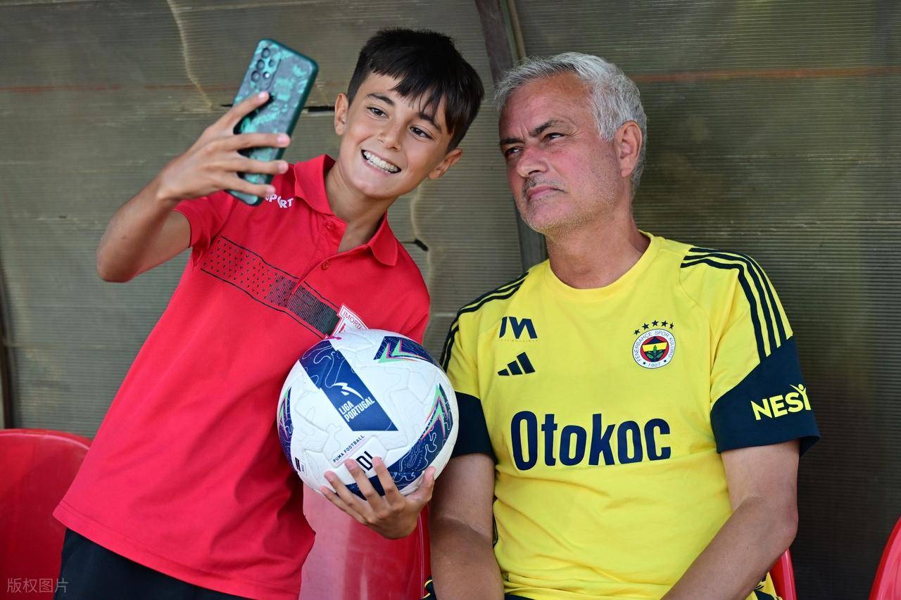 2-3，62岁穆帅率队遭欧冠2冠王绝杀，第81分钟丢球酿苦果